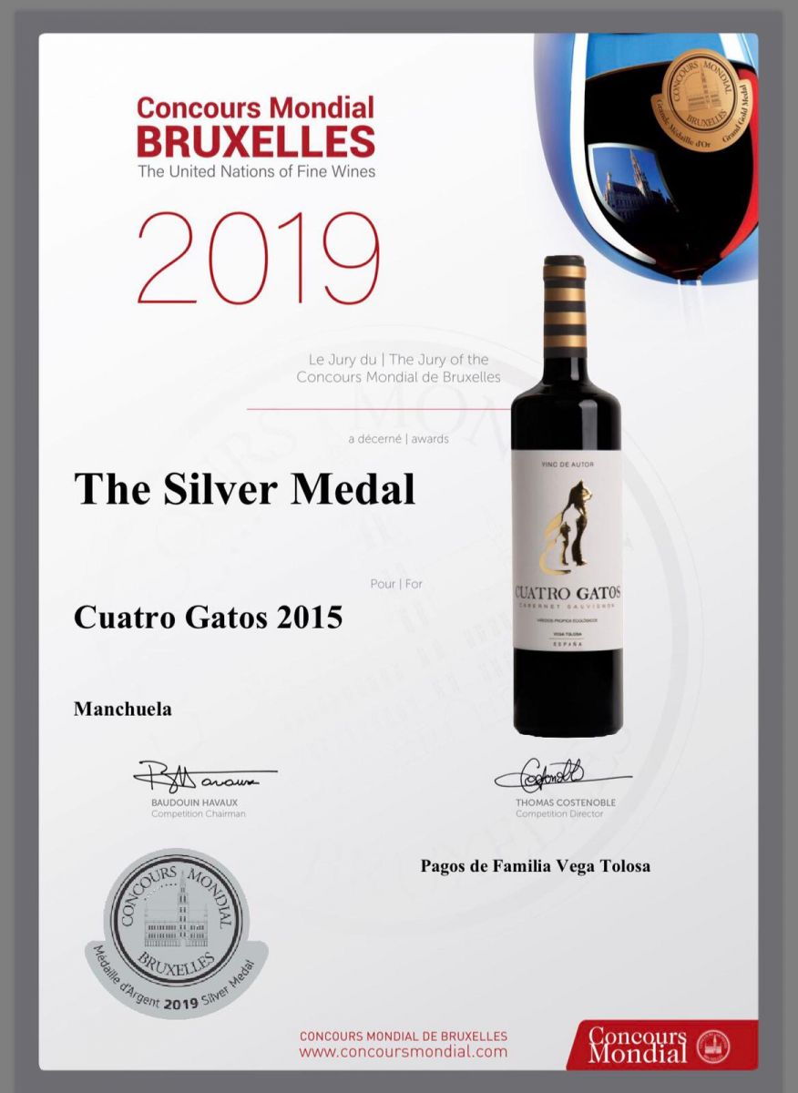Certificado del Concours Mondial de Bruxelles 2019 otorgando la medalla de plata al vino "Cuatro Gatos 2015" de la región Manchuela, producido por Pagos de Familia Vega Tolosa.