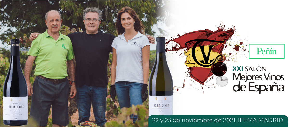 Imagen de tres personas sonrientes en un viñedo, flanqueadas por botellas de vino Los Halcones, promoviendo el XXI Salón Mejores Vinos de España, ideal para descubrir y comprar online.
