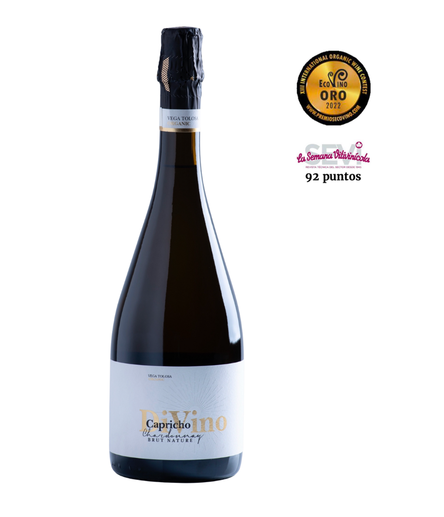 Bottle of sparkling wine labeled "Capricho Chardonnay Brut Nature", presented together with a gold medal that certifies recognition as organic wine with 92 points.