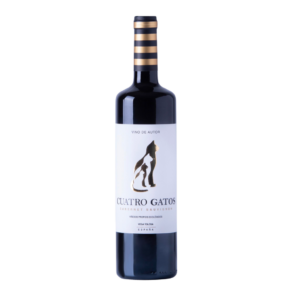 Una botella de vino tinto Cabernet Sauvignon etiquetada como 'Cuatro Gatos', destacando su origen en viñedos propios ecológicos y su designación como vino de autor, asociada con DEO manchuela.
