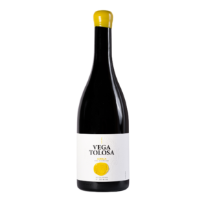 Botella de vino ecológico Vega Tolosa, con etiqueta blanca y detalles en color amarillo en el fondo blanco.