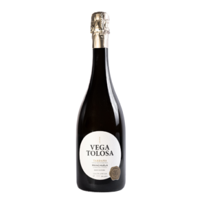 Una elegante botella de vino espumoso Vega Tolosa con etiqueta blanca distintiva y detalles dorados, representando la región vinícola DEO manchuela.