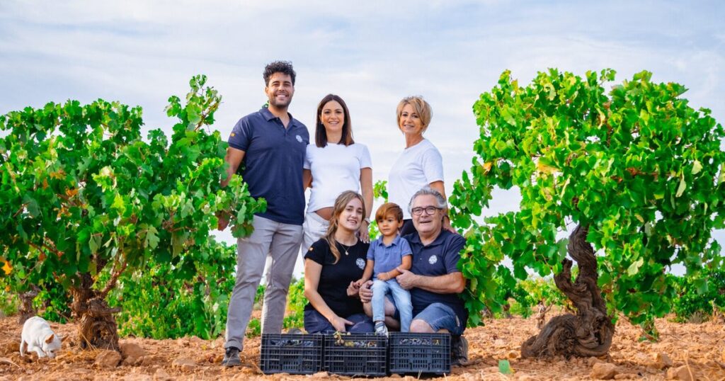 La familia Tolosa en sus viñedos de Bobal durante la vendimia, en Casas Ibáñez (Albacete)